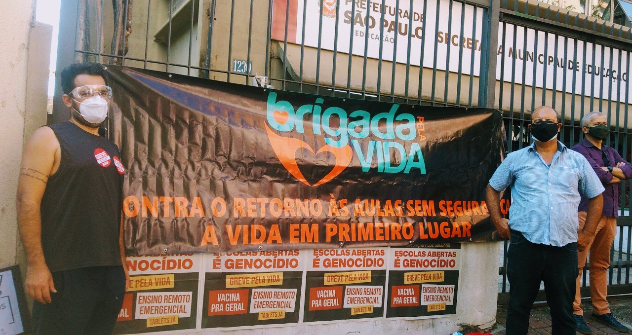 Arnaldo Lopes e Prof. Valter com Faixa da Brigada pela Vida em Ato em frente da SME