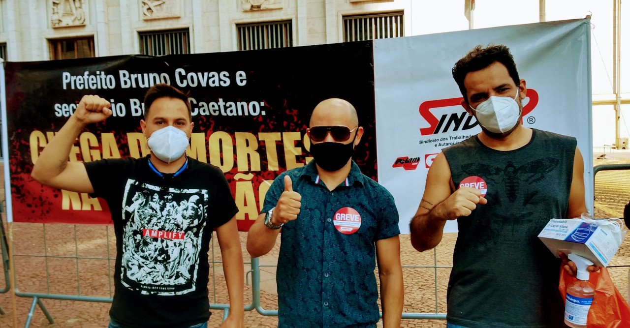 Ato em frente da Prefeitura em 6 de maio