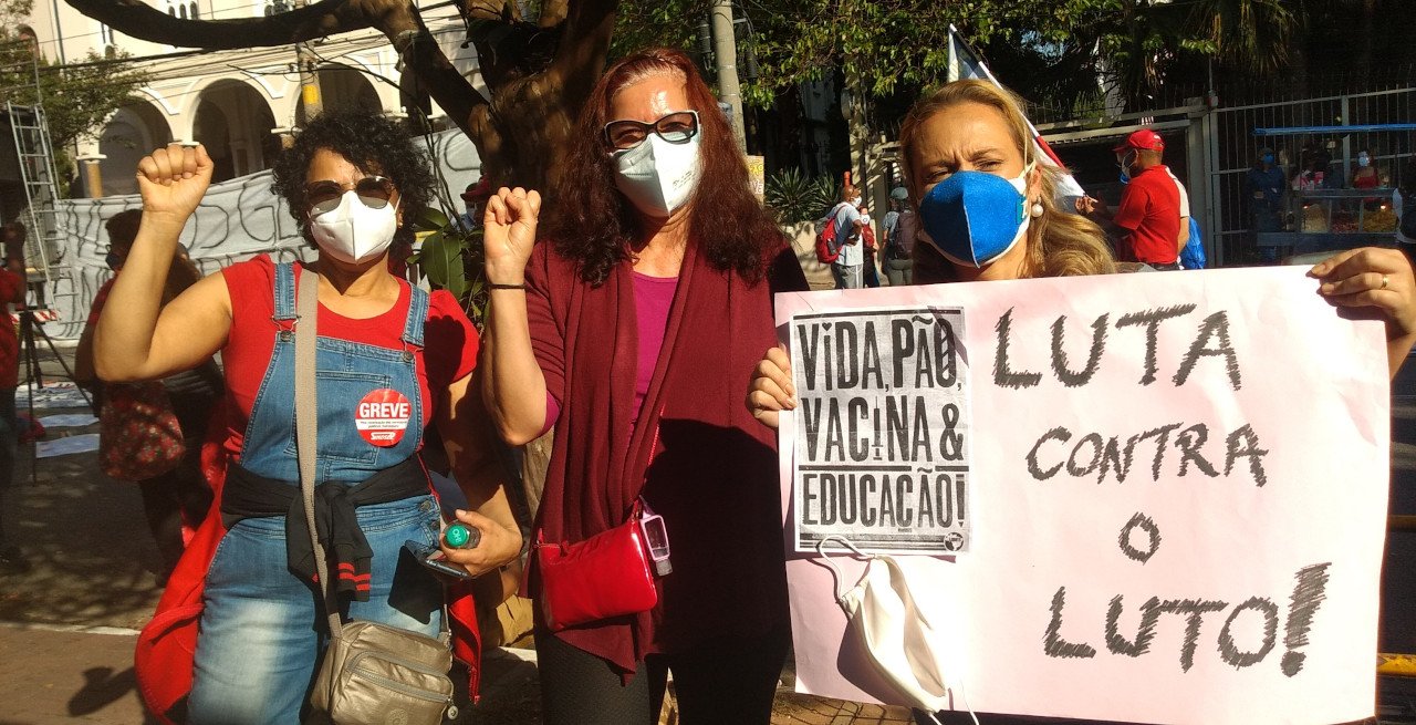 Ato em frente da Secretaria Municipal de Educação com Adriana Paz Eni Pereira e Marcia Cordeiro no dia 20 de Maio