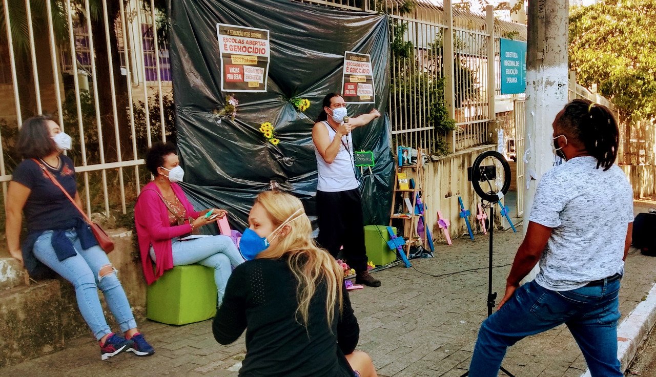 Aula Pública da Greve pela Vida em frente da Dre Ipiranga