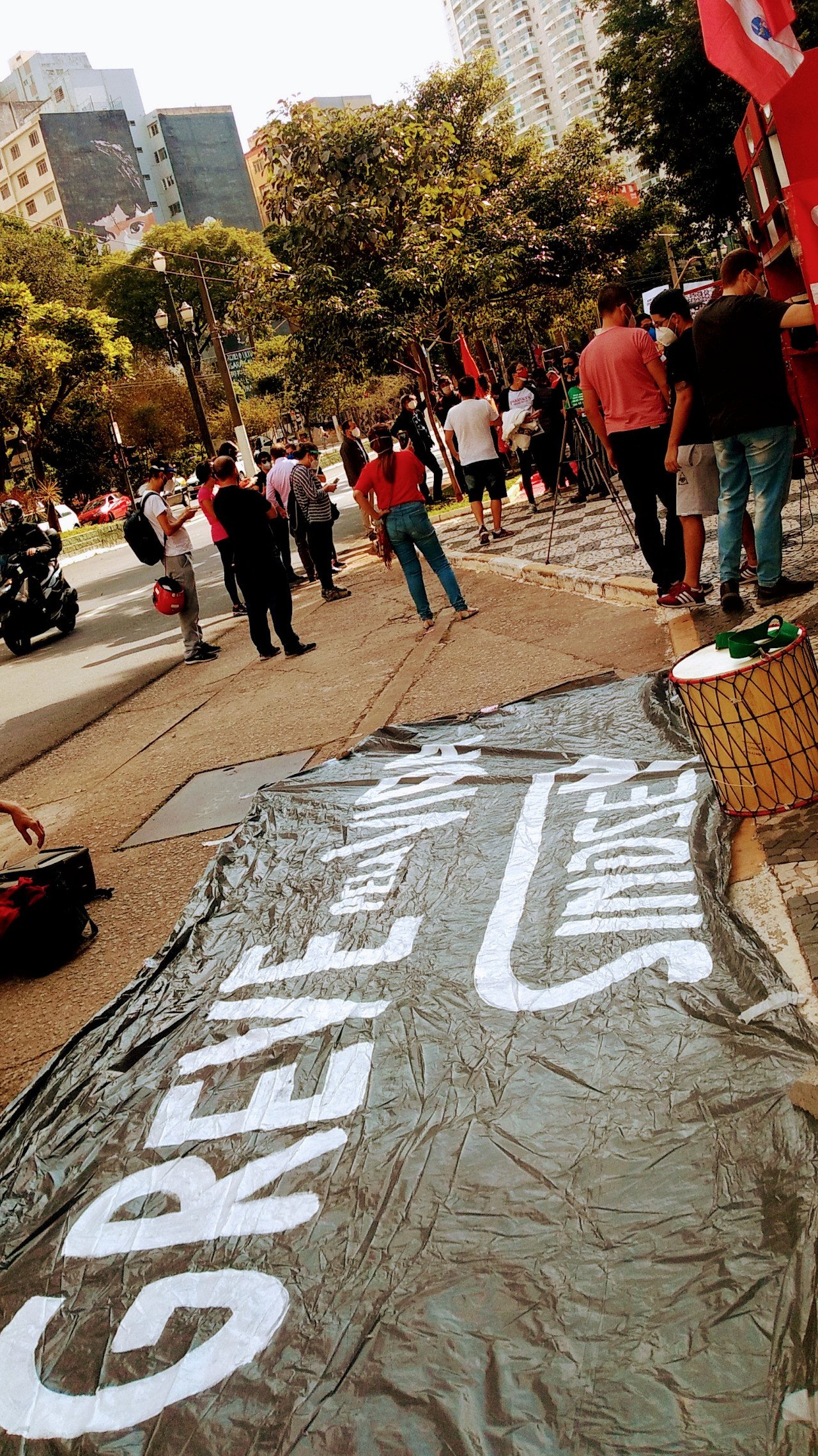 Faixa da Greve pela Vida em Ato em frente da Secretaria Municipal de Educação