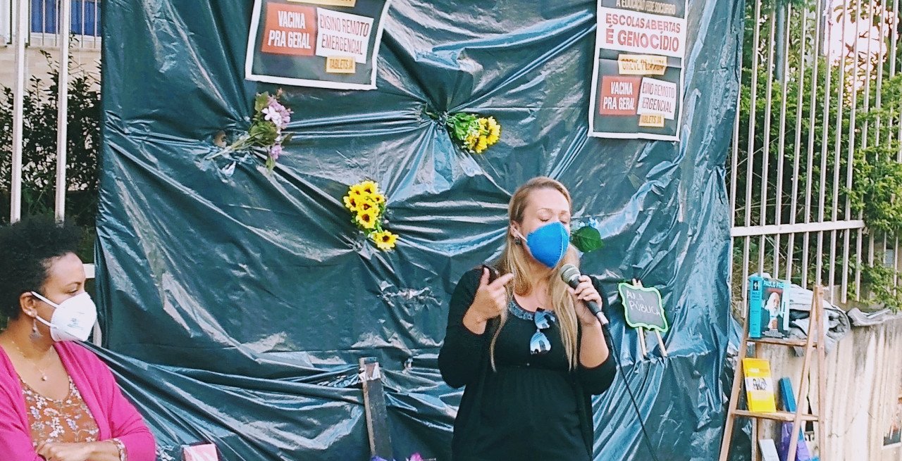 Supervisora Adriana Paz em Aula Pública da Greve pela Vida em frente da Dre Ipiranga no dia 11 de maio