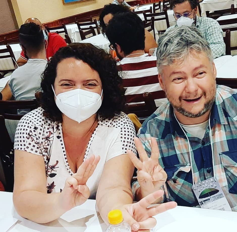 RENOVA SINESP no Congresso. Lívia e Jaelson em dúvida se homenageam a Chapa 2 ou o terceiro mandato do Presidente Lula.