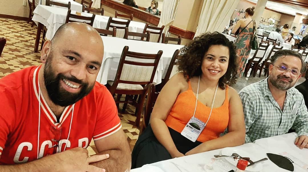 RENOVA SINESP no Congresso. Durante o intervalo aproveitam para combinar próximas ações. Alexandre, Katlheen e Carlos.