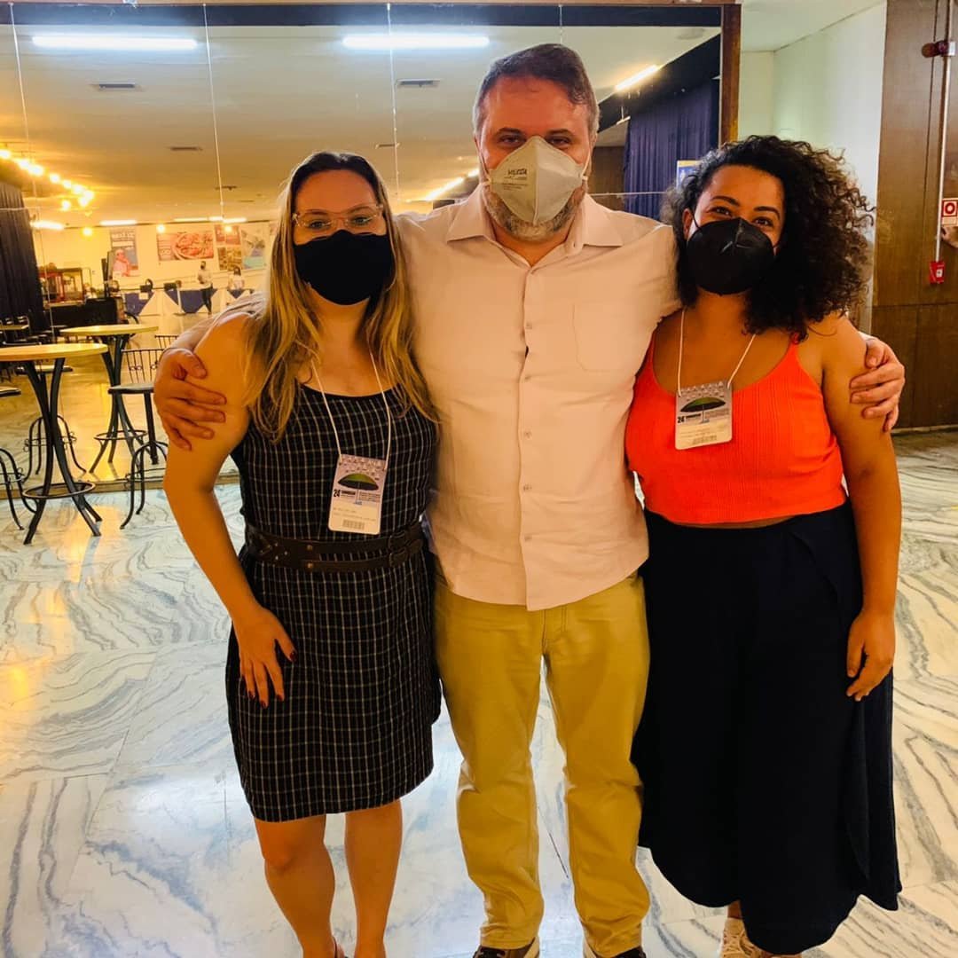 RENOVA SINESP no Congresso. Companheiras Ana Paula e  Kathleen cumprimentam o palestrista Daniel Cara.