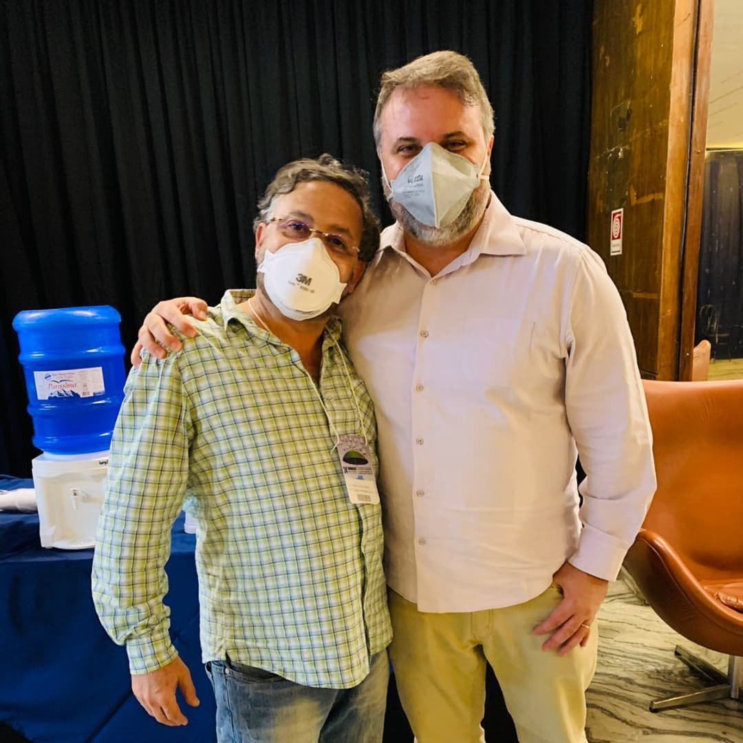 RENOVA SINESP no Congresso da categoria. Companheiro Carlos Roberto, que foi candidato a vice presidente da Chapa 2 de oposição, Renova SINESP, saúda a presença do Daniel Cara no Congresso.
