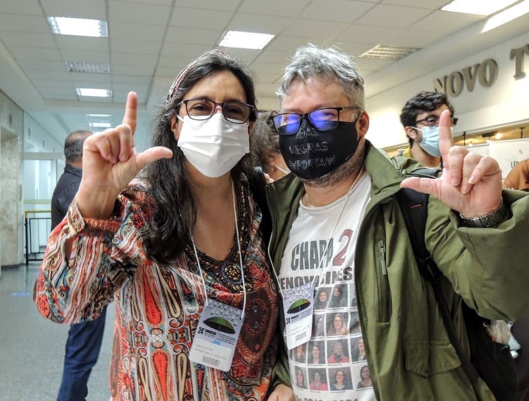 Companheiros Simone Coelho Gomes, Coordenadora Pedagógica aposentada e Jaelson Batista, Supervisor Escolar, integrantes do Movimento Renova SINESP no encerramento do Congresso.